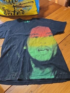 Avela Sz M Black Graphic Men’s T-Shirt with Red-Yellow-Green Face Print